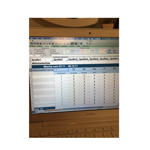 So wie es bisjetzt aussieht. Die Wochentage müssen wie auf dem ersten Bild sein  - (Microsoft Excel)