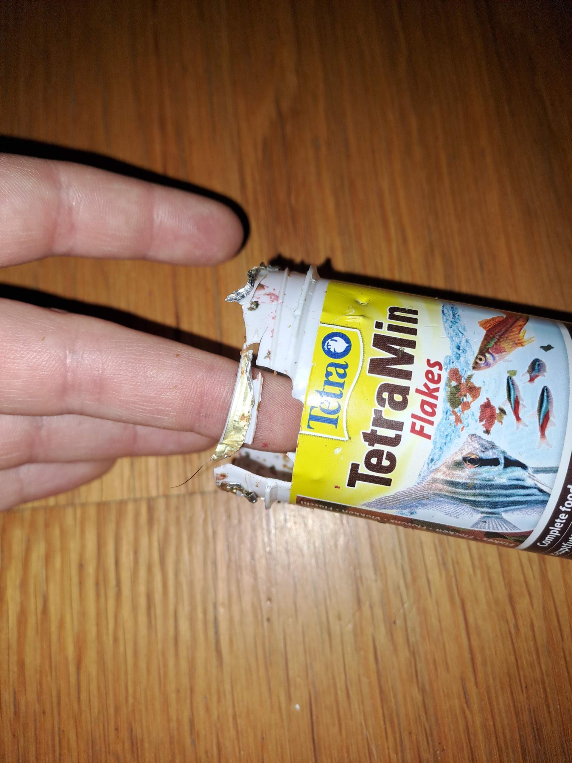 Hilfe mein Hund hat Plastik gefressen und Fischfutter? (Tierarzt, Gift,