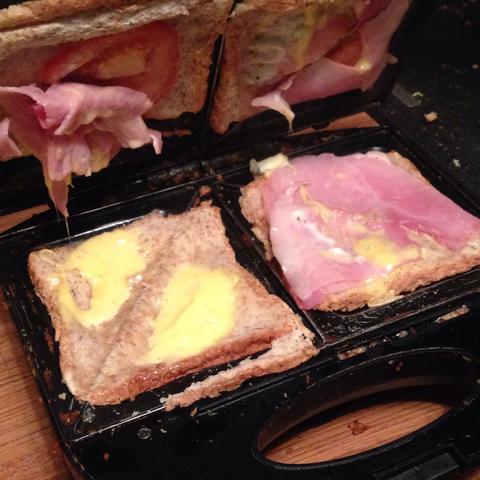 Da ist das was passiert wenn man den Toaster öffnet ...  - (kochen, Käse, Toast)