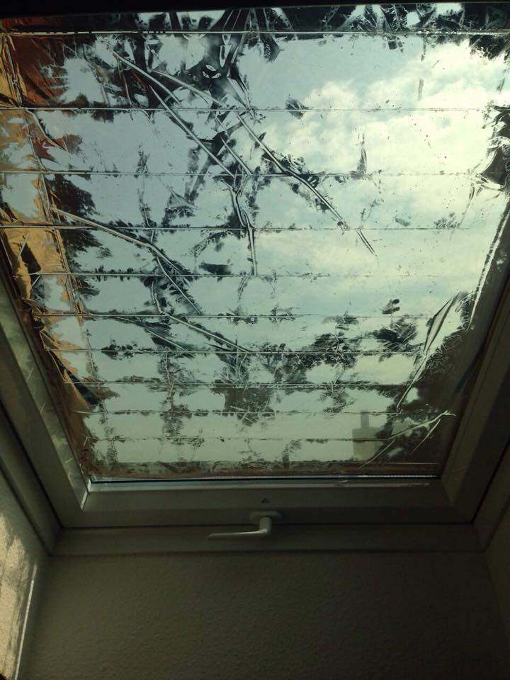 Hilfe! Rettungsdecke an Fenster geklebt (gegen die Sonne) - wie bekomme ich  komische Flecken ab? (Hitze, heiß, Hitzeschutz)