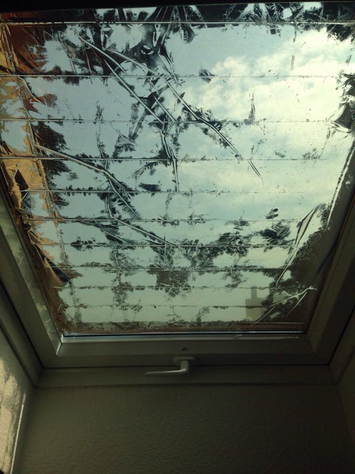 Hilfe! Rettungsdecke an Fenster geklebt (gegen die Sonne