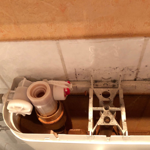 Hilfe Wasser Im Klo Lauft Nach Defekt Wc Spuelung