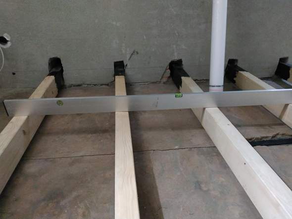 Holzbalken konstruktion Fussboden, Balken verdreht / nicht gerade, wie ausgleichen?