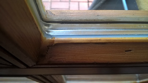 Holzfenster auf Vordermann bringen: Wie innen und außen behandeln