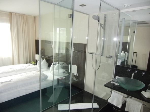 Hotel mit Dusche im Zimmer. - (Reise, Hotel, duschen)