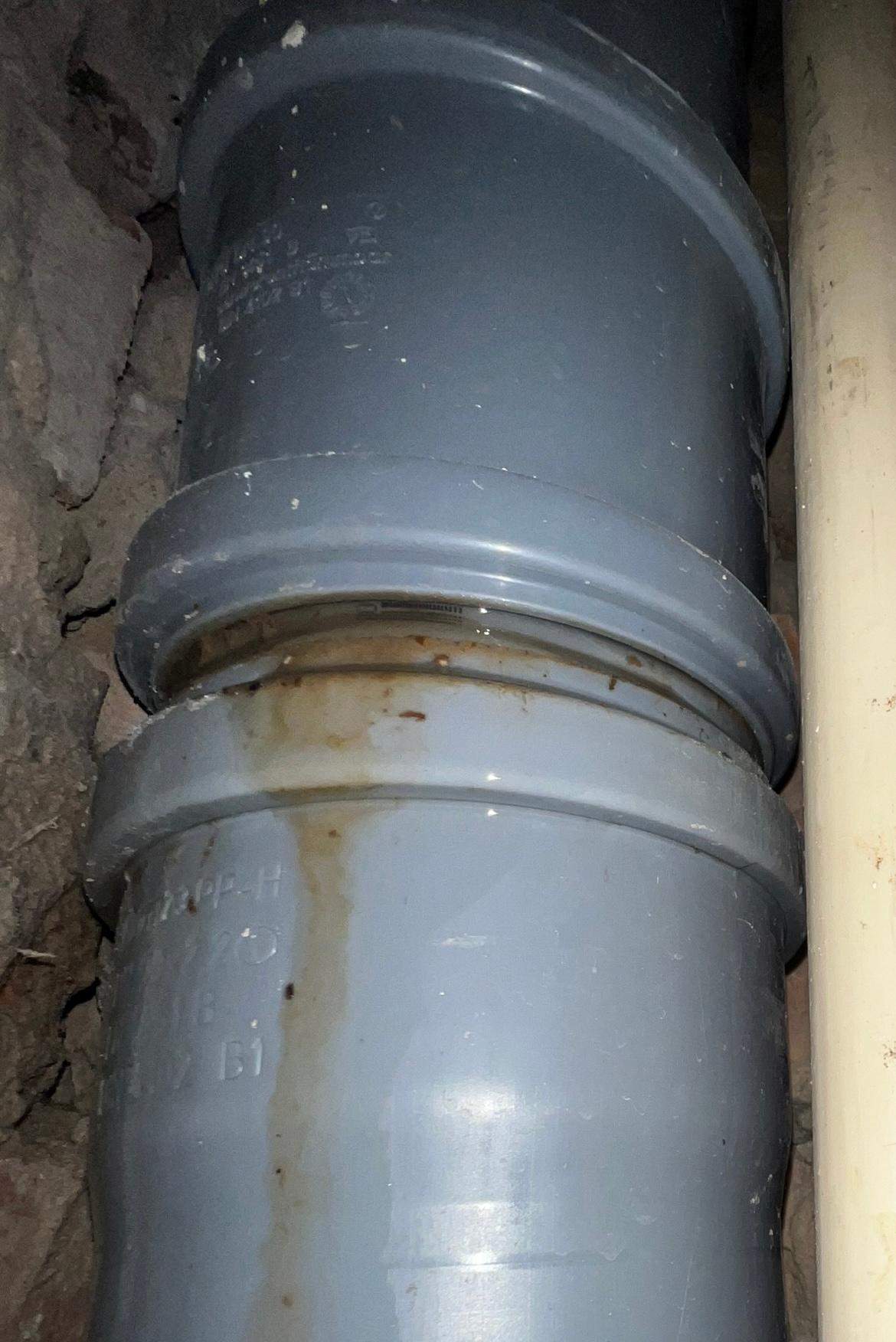 HT Rohr / Abwasserrohr undicht? Wasser läuft aus…was kann ich tun? (Wasserschaden, Sanitär