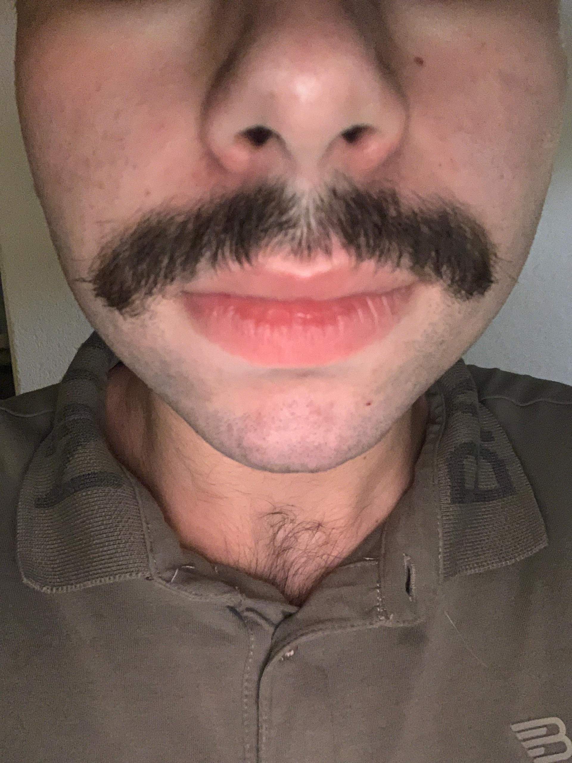 Ich bin 18. Steht mir ein Schnurrbart, oder sollte ich mir einen ...
