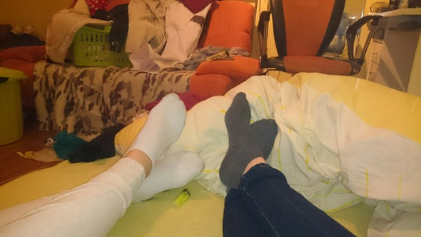 Ich Bin Ein Fusssklave Ich Will Das Nicht Helft Mir Bitte Madchen Fusse Socken