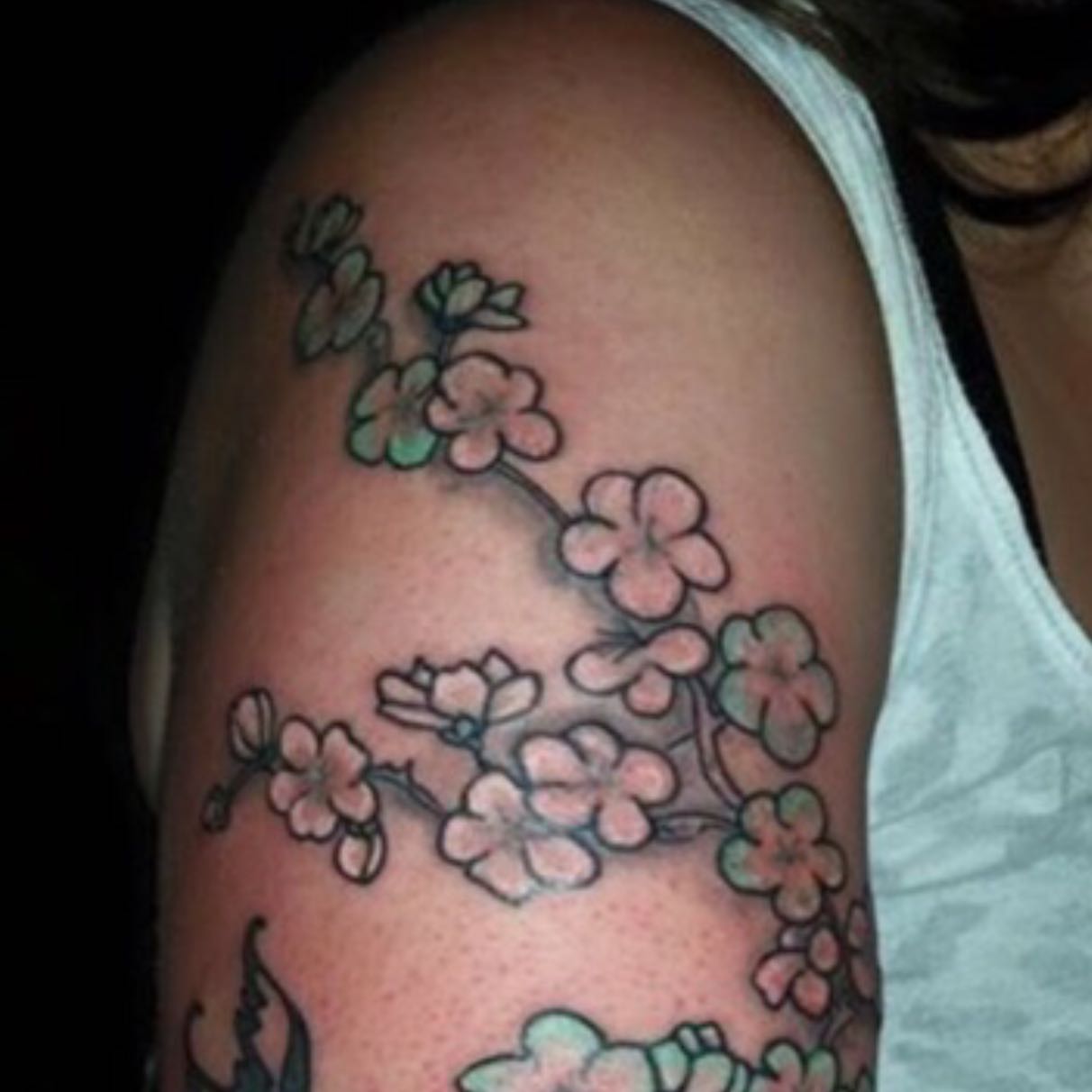 Mit was soll ich ein unvollständiges Tattoo auf dem Arm füllen?