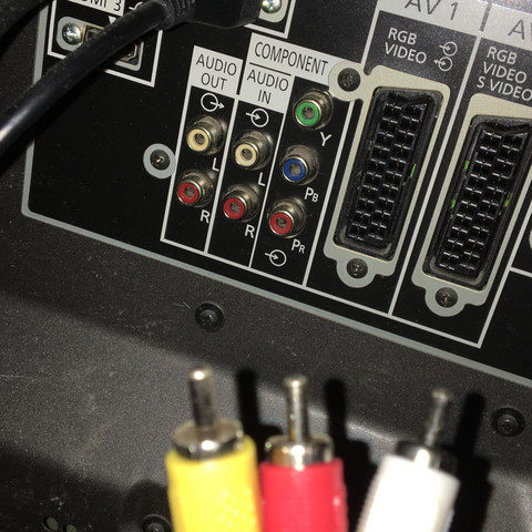 3 kabel (rot,weiss, gelb) aber 7 anschlussmöglichkeiten wovon keiner gelb is - (Technik, Spiele, Gaming)