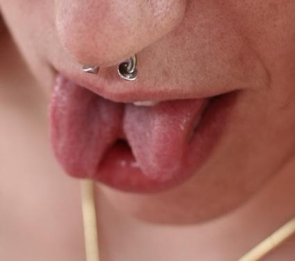 Zunge von meinem Freund - (Piercing, Kuss, Zungenspaltung)