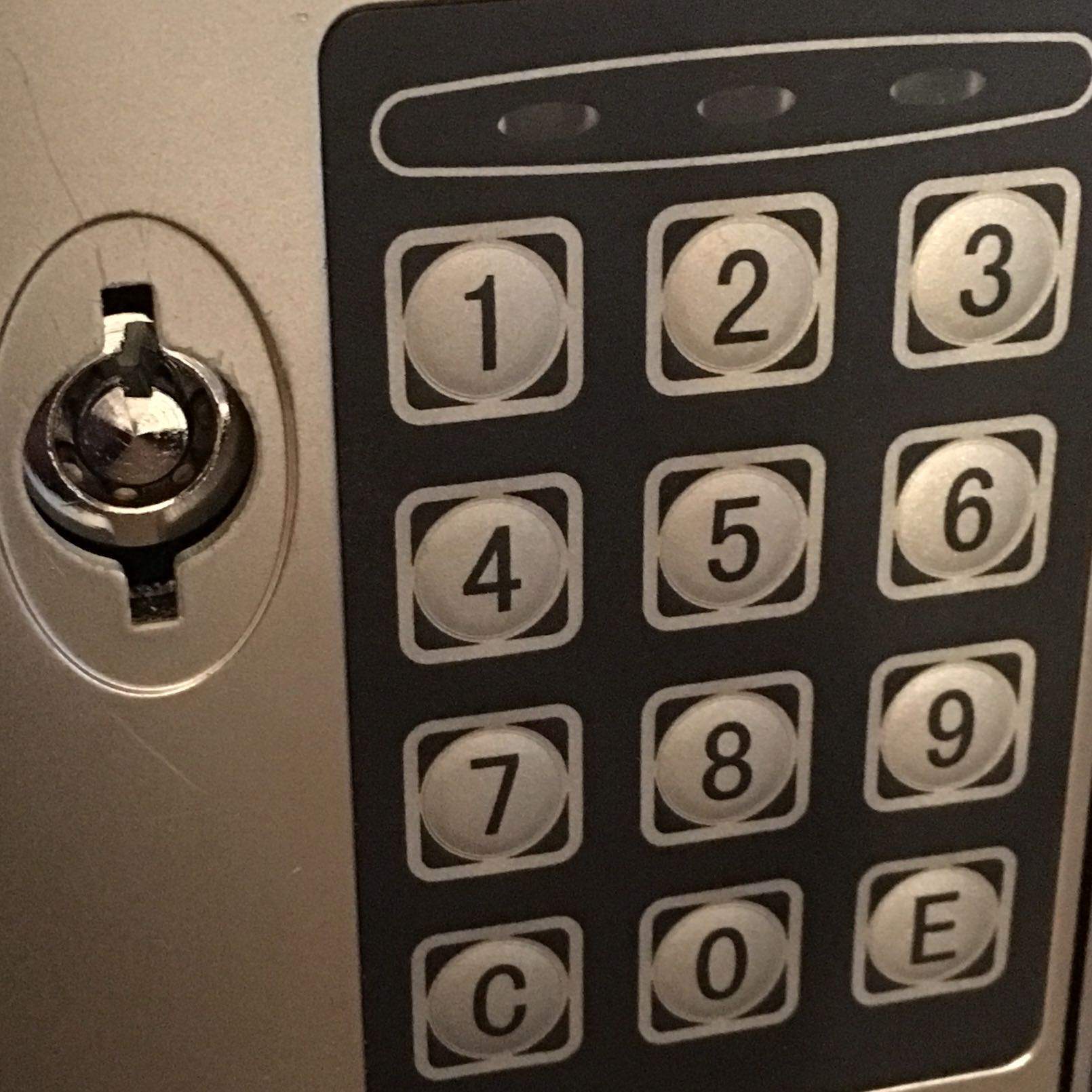 Ich habe den Code meines Safes vergessen. Die Anleitung habe ich nicht