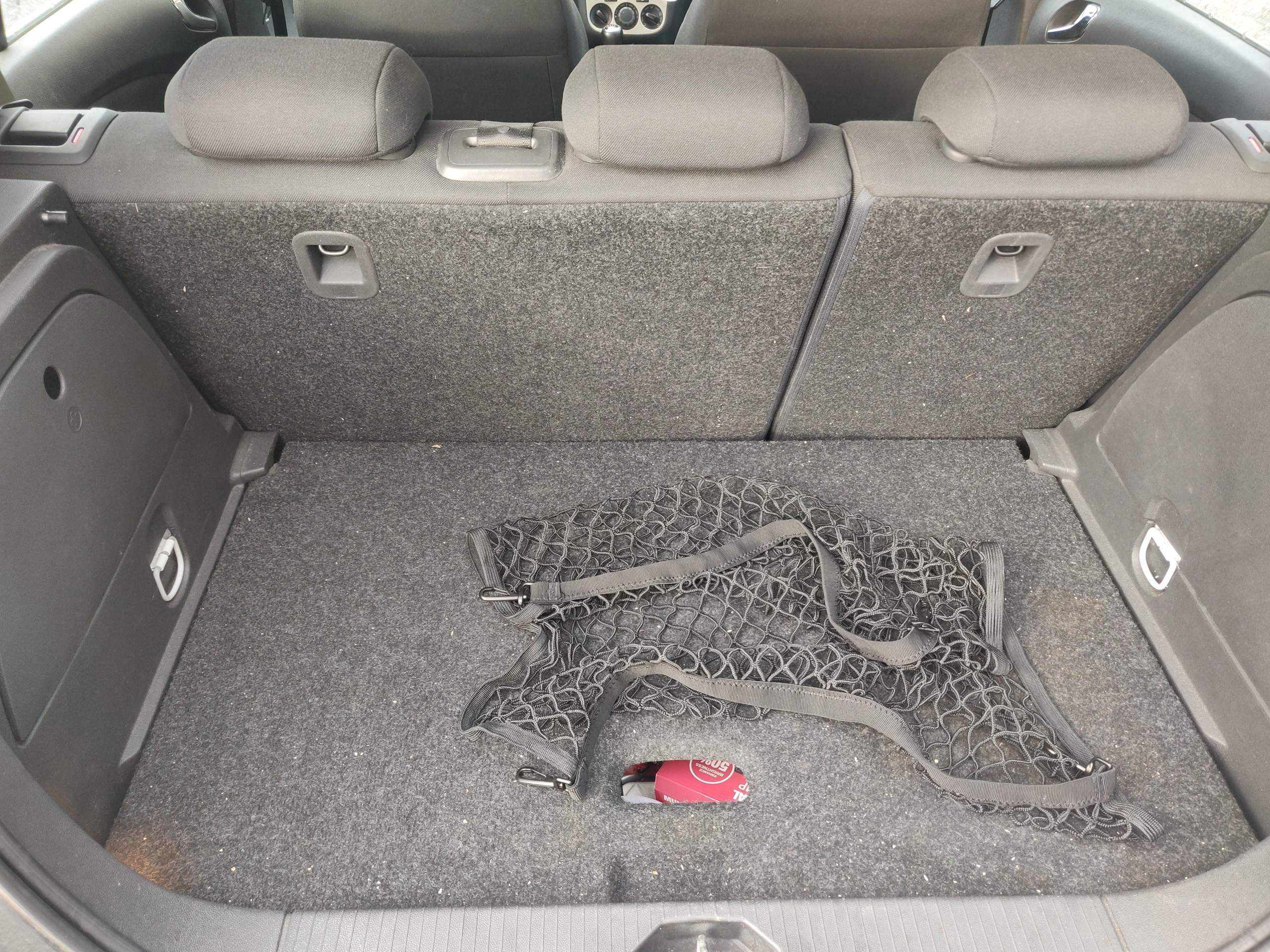 Ich habe gerade versucht in meinem Opel Corsa D ein Gepäcknetz  anzubringen.. das scheint mir ja fast unmöglich ohne schrauben hat jemand  noch eine Idee(Bilder)? (Computer, Technik, Technologie)