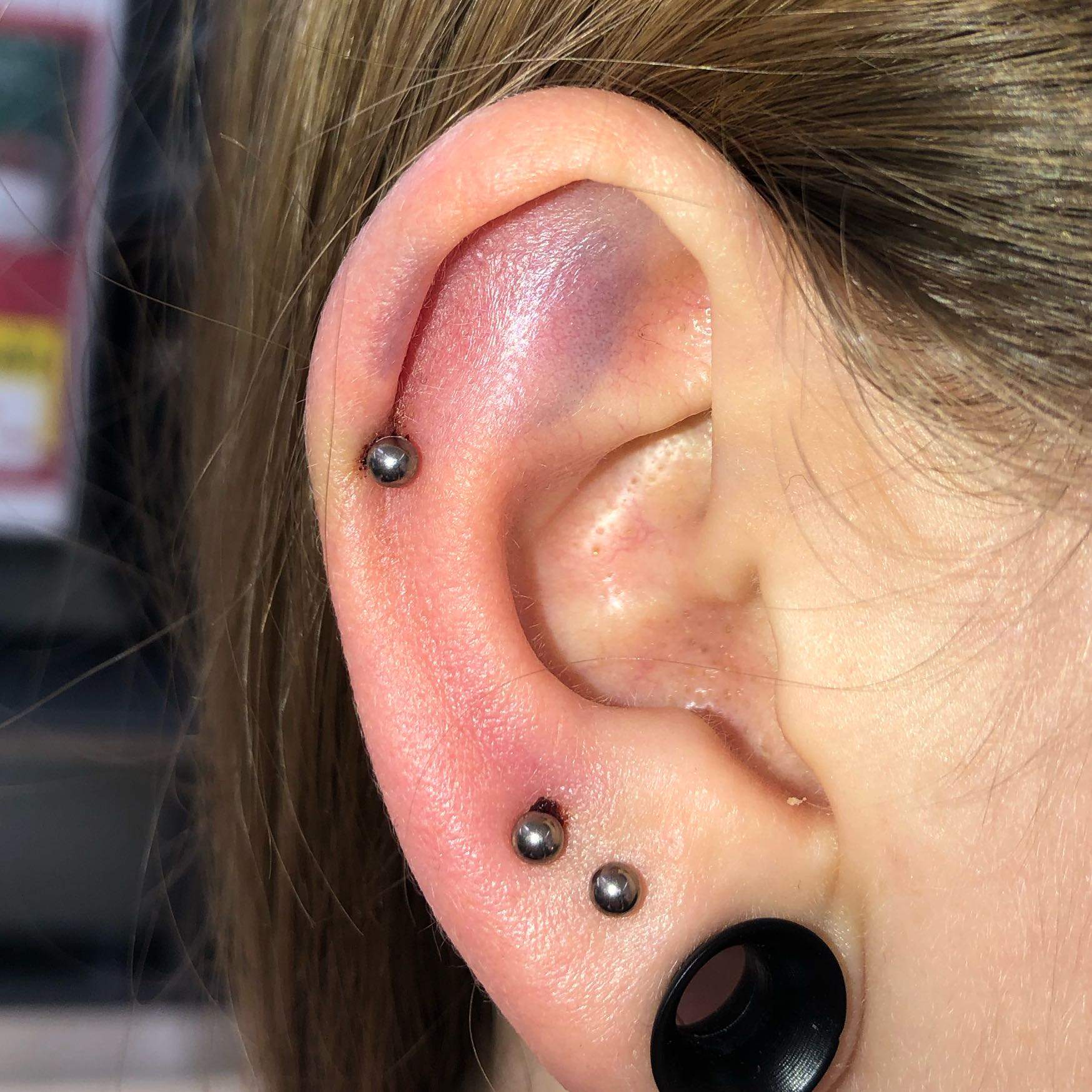 Ich habe mir vor 3 Tagen, 5 Piercings stechen lassen. 3 Ohrlöcher, 1 Helix und ein Sternum Ich habe mir vor 3 Tagen, 5 Piercings stechen lassen. 3 Ohrlöcher, 1 Helix und ein Sternum