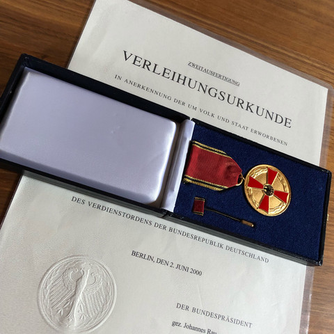Verdienstmedaille mit Urkunde - (BRD, Bundesverdienstkreuz, Verdienstmedaille)