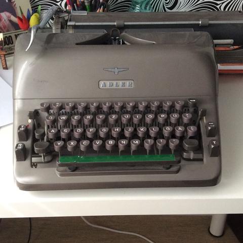 Das ist die ADLER Schreibmaschine  - (Schreibmaschine, Farbband)