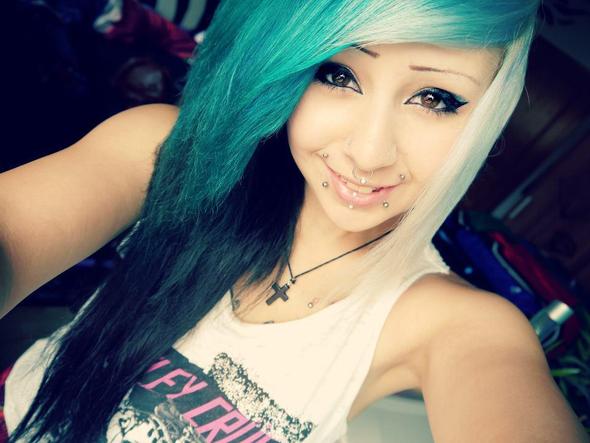 Ich überlege ob ich mir die Haare blau färben soll, weiß aber nicht ...  width=