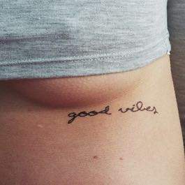 Tattoo rippen schriftzug