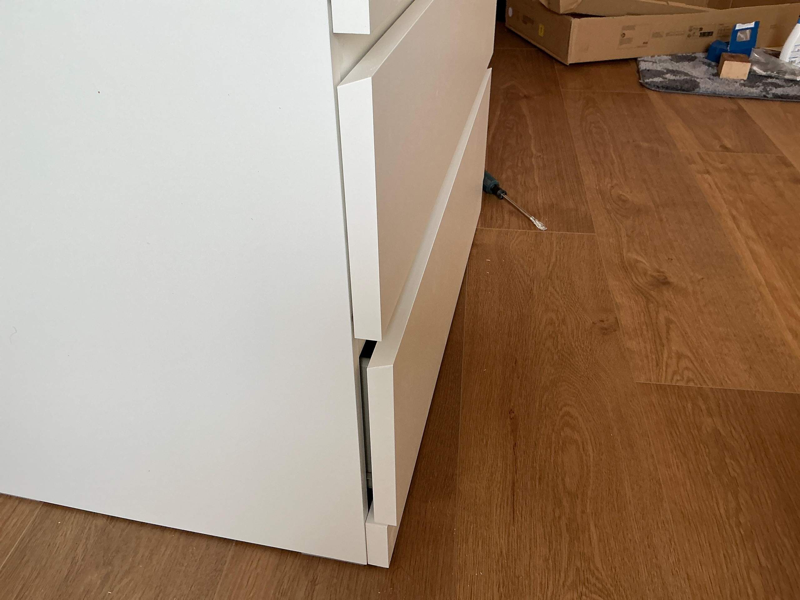 IKEA Malm Kommode schließt einseitig nicht bündig? (Handwerk, Möbel, Zimmer)