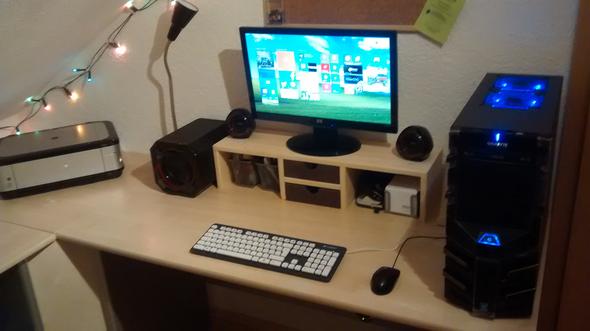 Aktueller Schreibtisch - (Computer, PC, Internet)