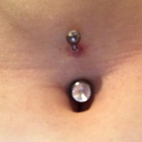 So sieht es momentan aus es ist etwas rot tut aber nicht mehr weh - (schwimmen, Bauchnabelpiercing)