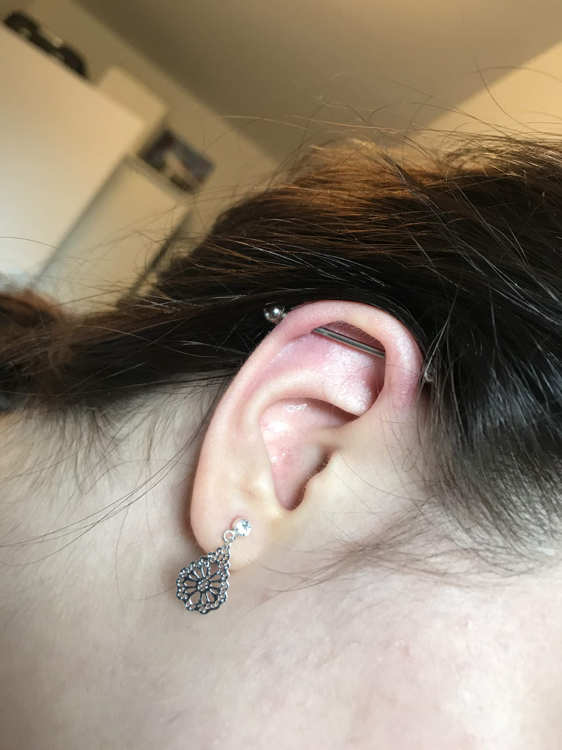 Industrial Piercing nach einer Woche rot? (Ohr, Piercer, Helix)