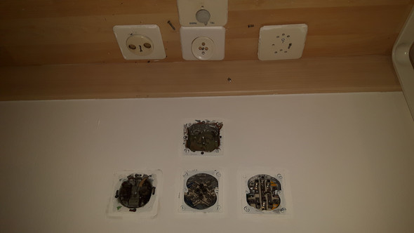 Die vorhandenen Anschlüsse - (Internet, Elektrik)