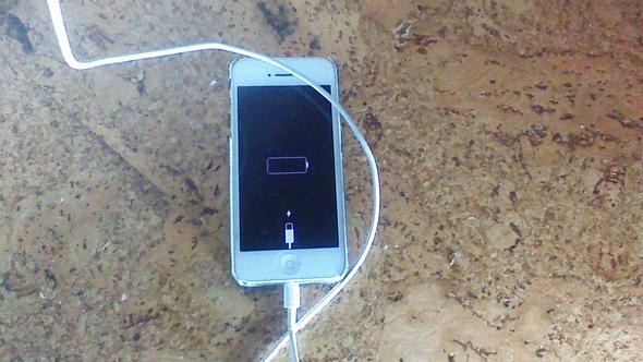Mit Kabel in der Steckdose - (Akku, defekt, iPhone 5)
