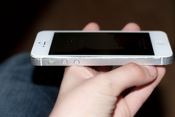 Man erkennt einen Rand, wo das iPhone von der Umrandung absteht - (Technik, Handy, Apple)