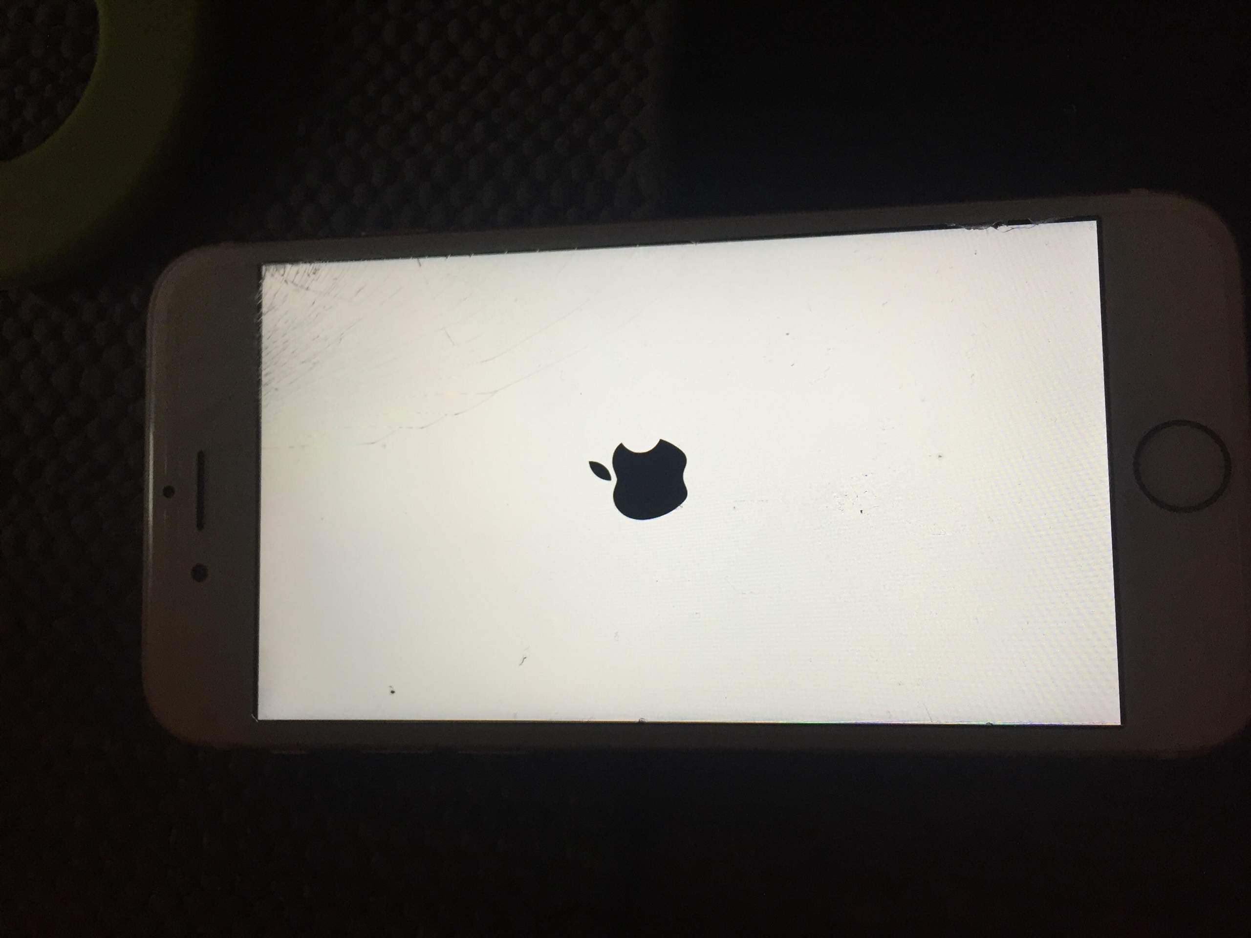 iPhone SE (2016) Apple Logo blinkt beim Laden? (Batterie)