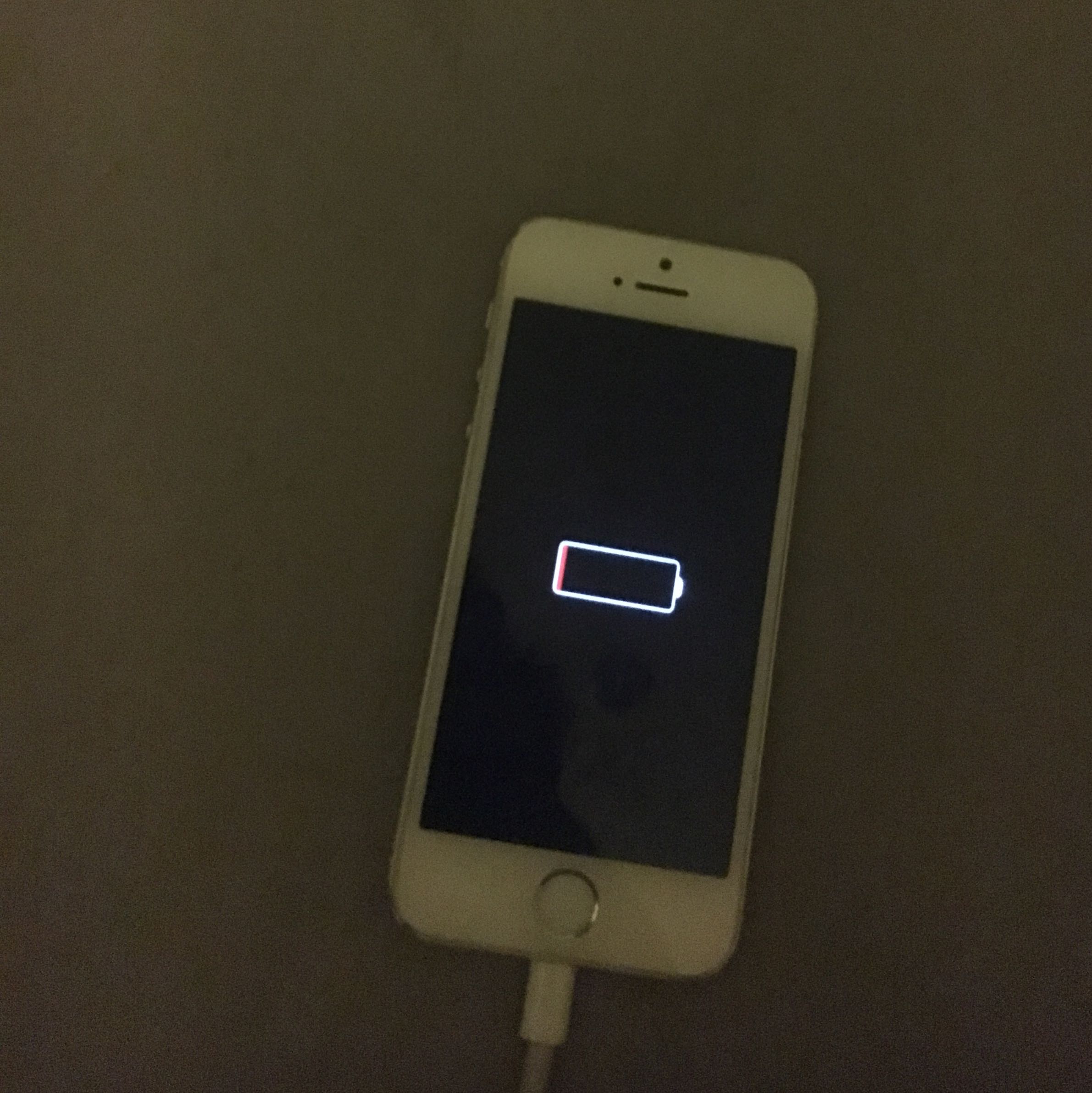 IPhone5s zeigt an das es lädt geht aber nicht an? (Handy, Apple, iPhone) iphone 5s apple watch