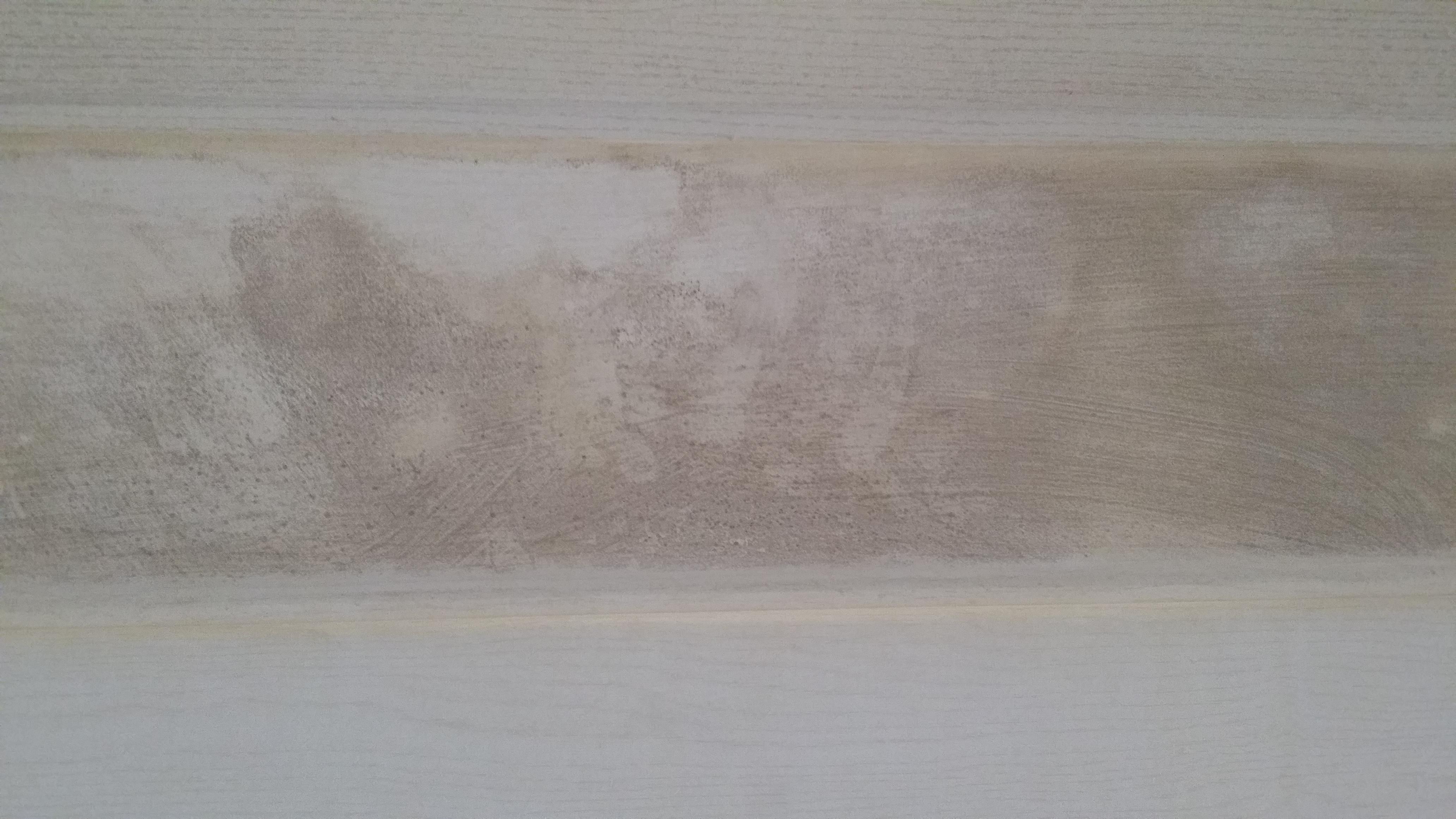 Ist das an unserer Baddecke Schimmel, Vermoderung oder irgendetwas