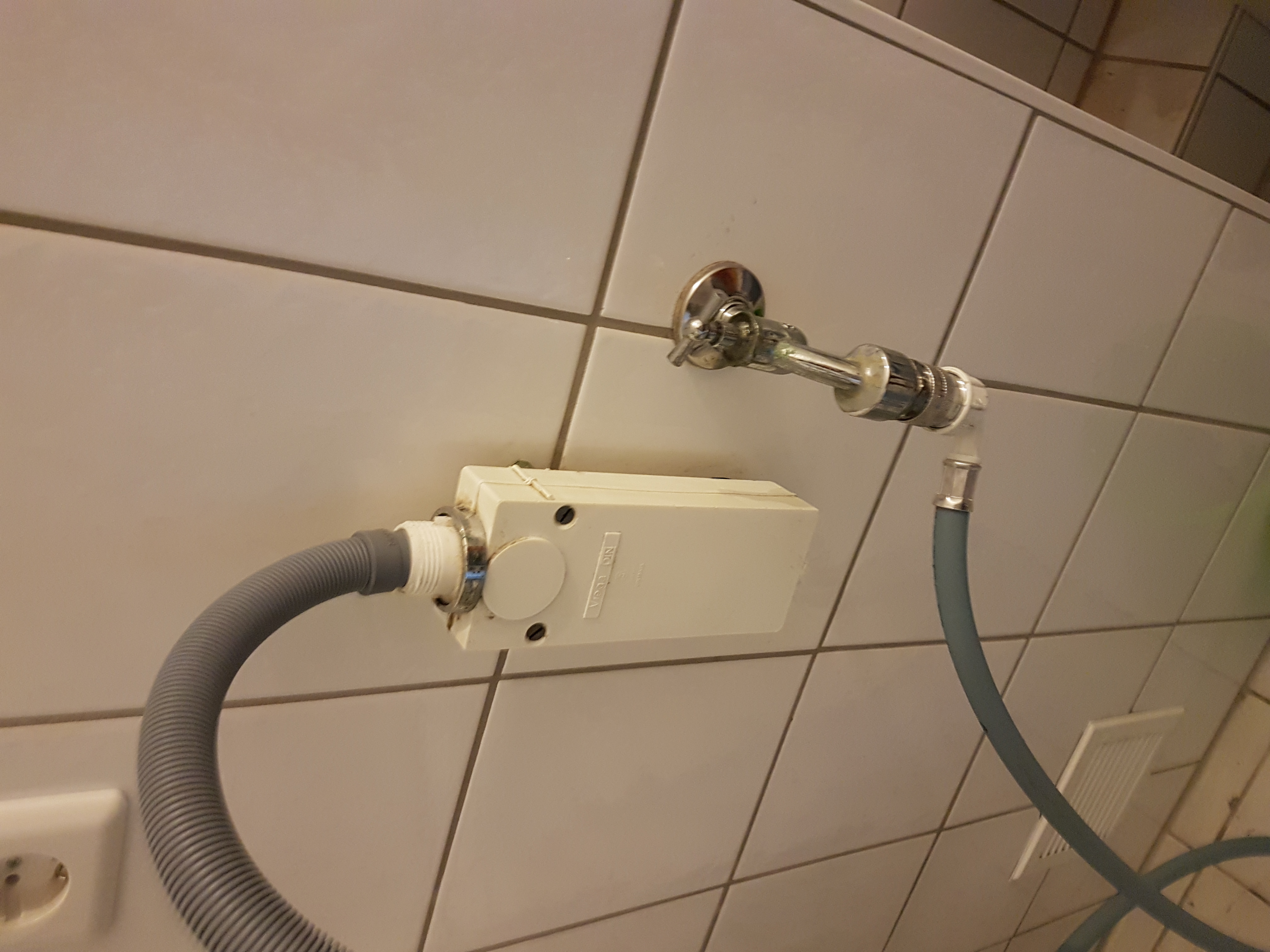 Ist das der Abfluss von der Waschmaschine? (Computer, Technik, Technologie)