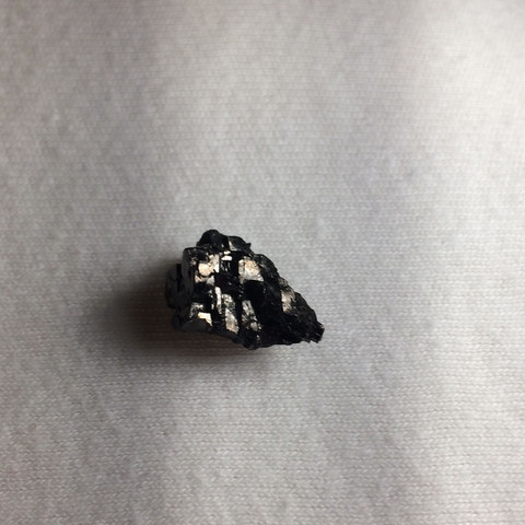 Schwarz, glänzend, sehr strukturiert - (Steine, Meteorit)