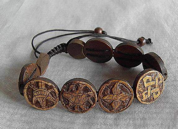 Ist das ein buddhistisches armband? & welche bedeutung hat es