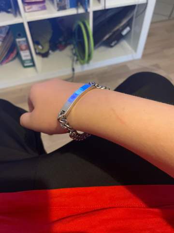Ist das ein Frauenarband oder eher ein Männerarmband und ist es echt?