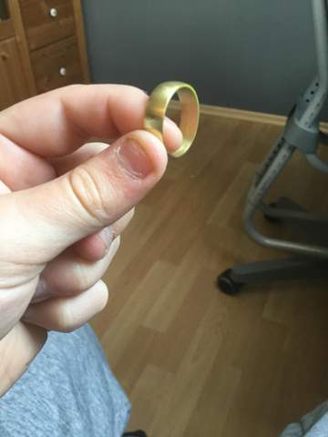- (Wert, Gold, Ring)
