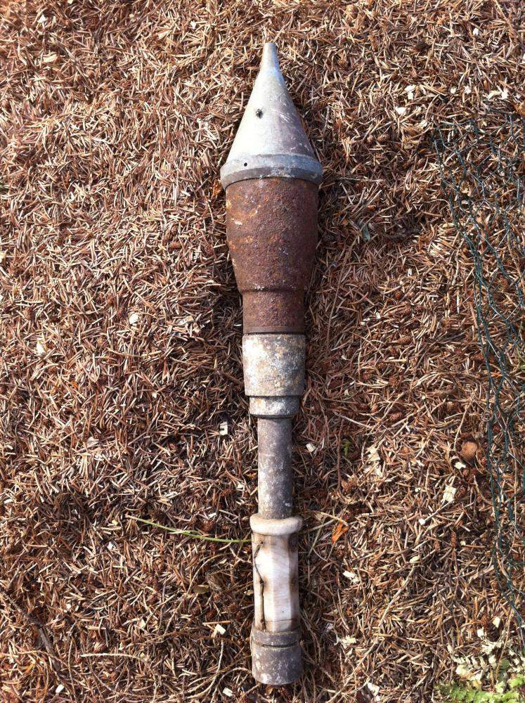 Ist das eine Bombe? Panzerfaust? (Garten, Krieg)