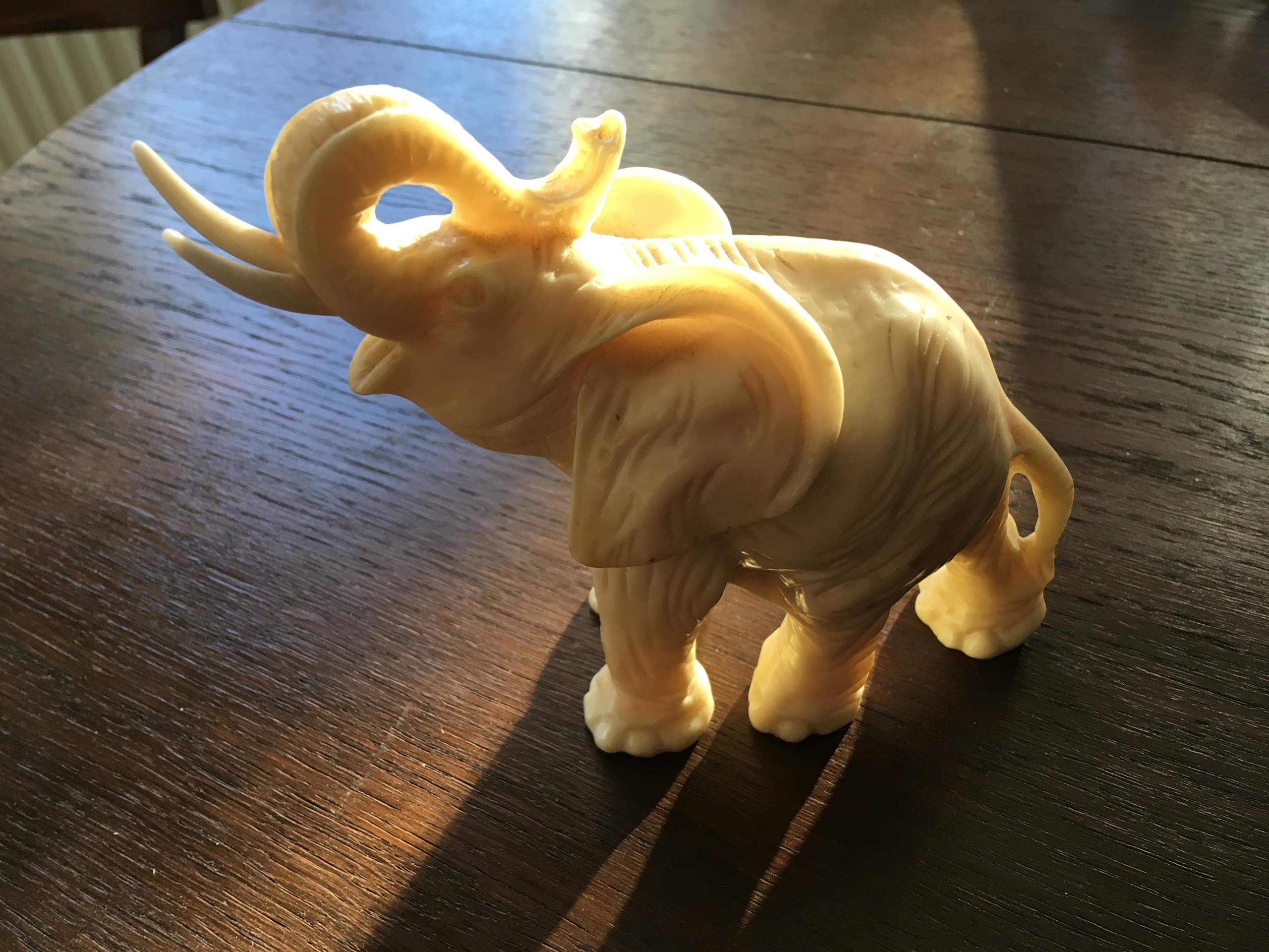 Ist das Elfenbein, alabaster, Knochen? (Computer, Elefant, Skulptur)