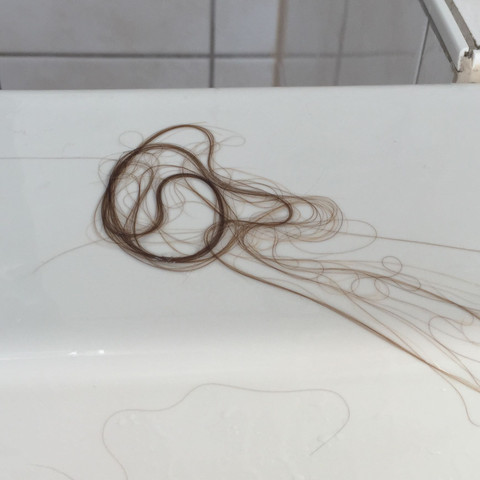 das sind die haare die bei einmal mal waschen rausgekommen sind - (Haare, Haarausfall)