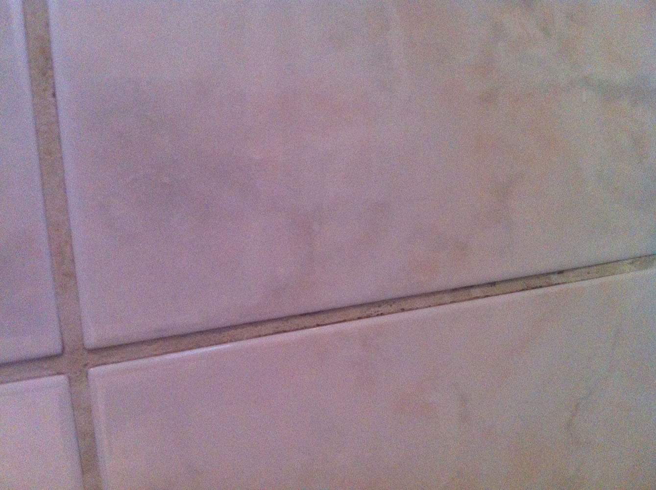 Ist das Schimmel in den Fugen? (Sanitär, Bad, Badezimmer)