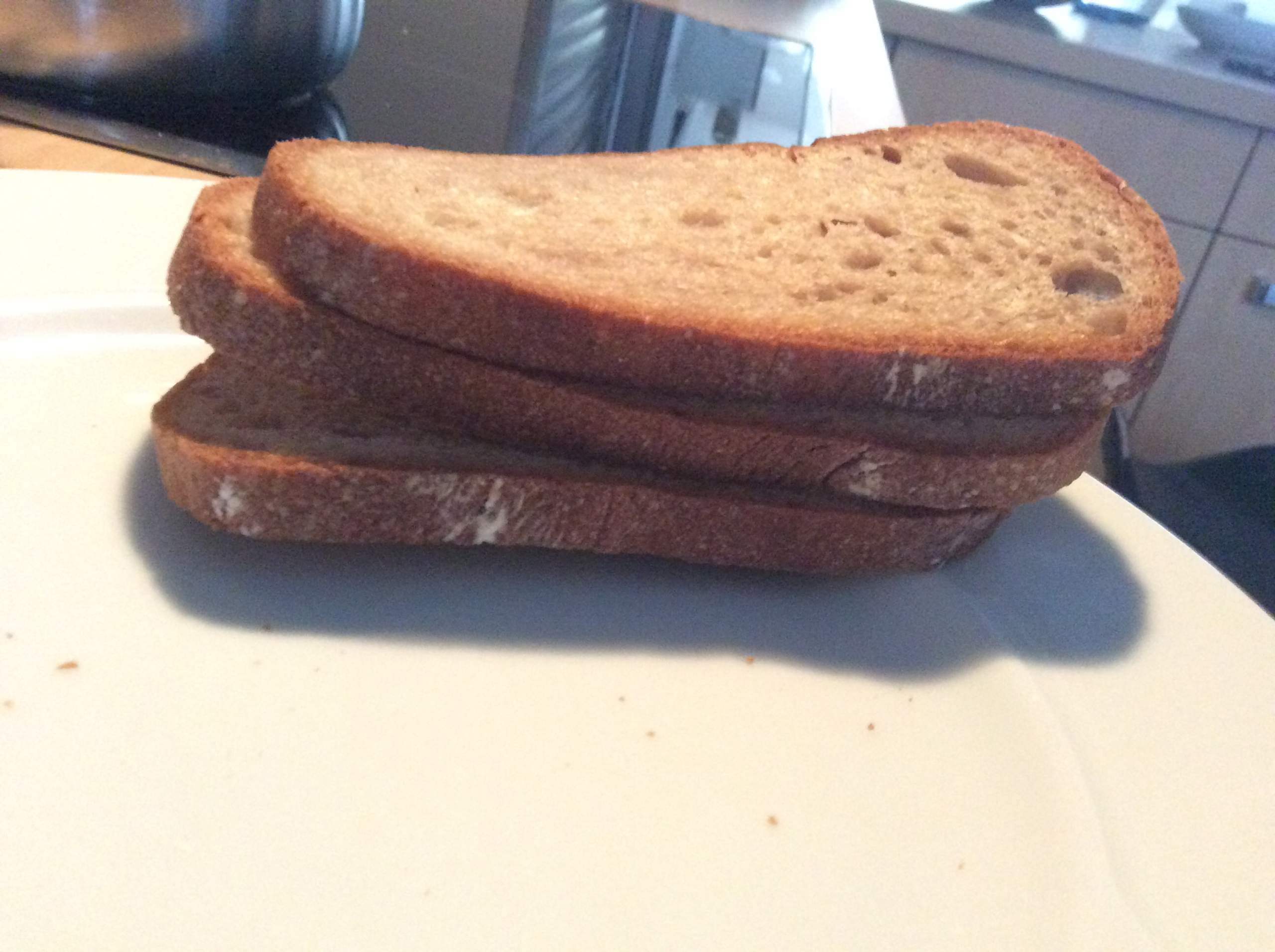 Ist das Schimmel? (Siehe Bild) ? (Brot)