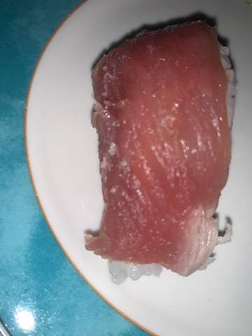 Ist das Stück Thunfisch schon schlecht?