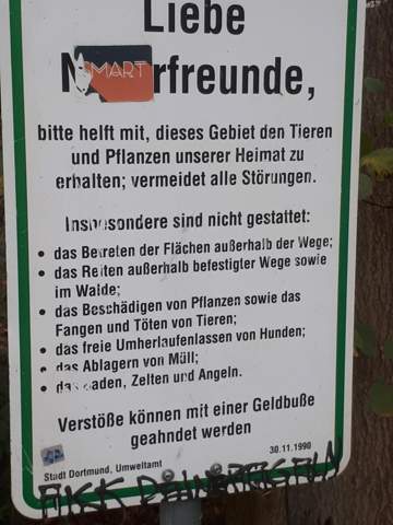 Ist das Verbot des freien Umherlaufens von Hunden im Wald mit Naturschutzgebiet gleichzusetzen mit Leinenzwang?