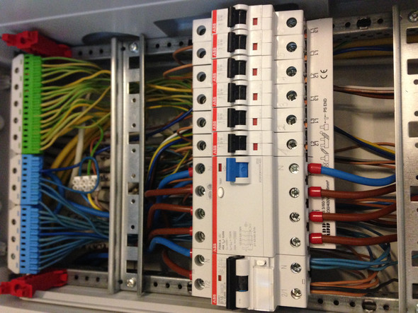 Ist die Verdrahtung im Schaltschrank zulässig? (Elektrik