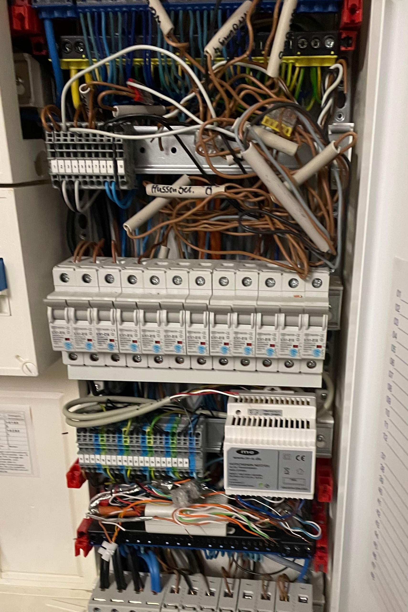 Ist diese Installation im Sicherungskasten normgerecht? (Strom ...