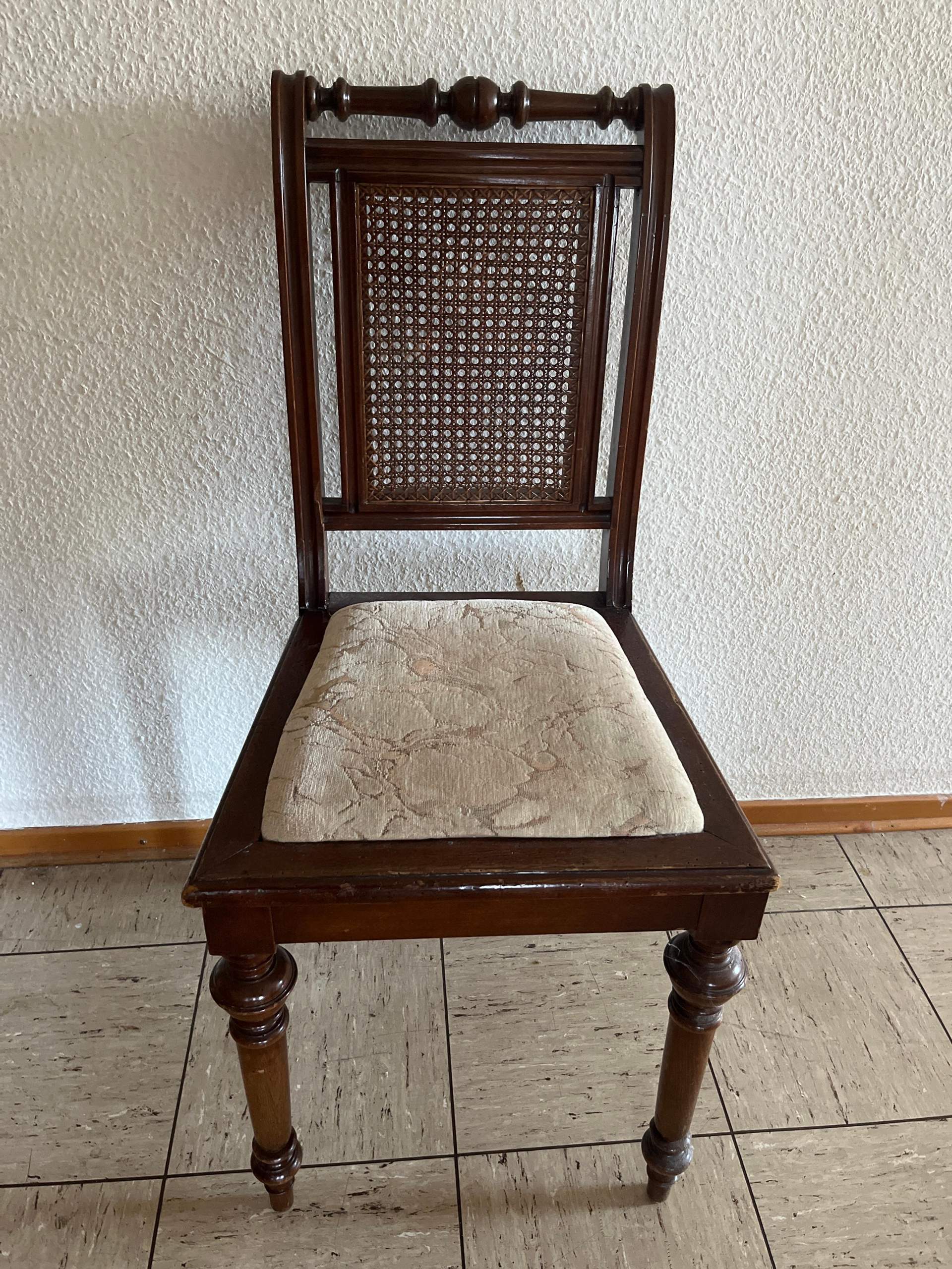 Ist dieser alte Stuhl noch was wert? (Möbel, Antiquitäten, Flohmarkt)