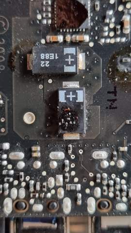 Ist dieser Kondensator eines MacBook Pros kaputt?