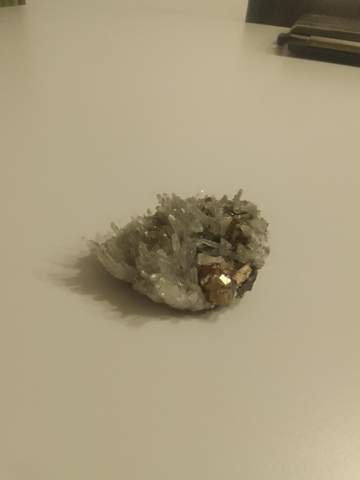 Ist dieser Stein mind. 30€ wert? Und welcher stein ist das wohl mit denn kristallen?