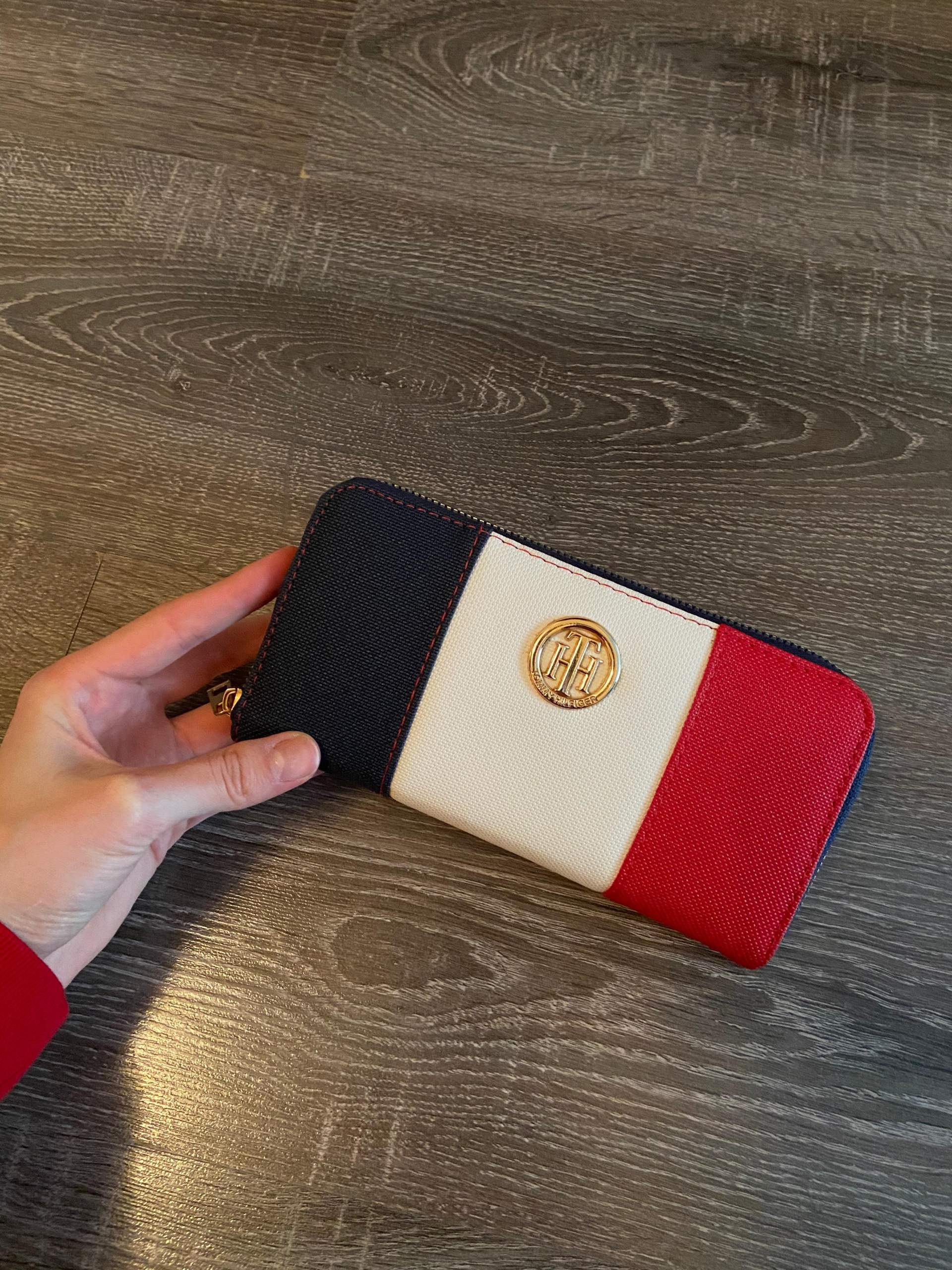 Ist dieser Tommy Hilfiger Portmonee gefälscht o echt? (Fake, Portemonnaie)